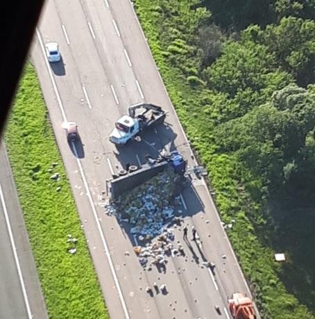 Caminh&atilde;o com carga de mam&atilde;o tomba na freeway em Porto Alegre	