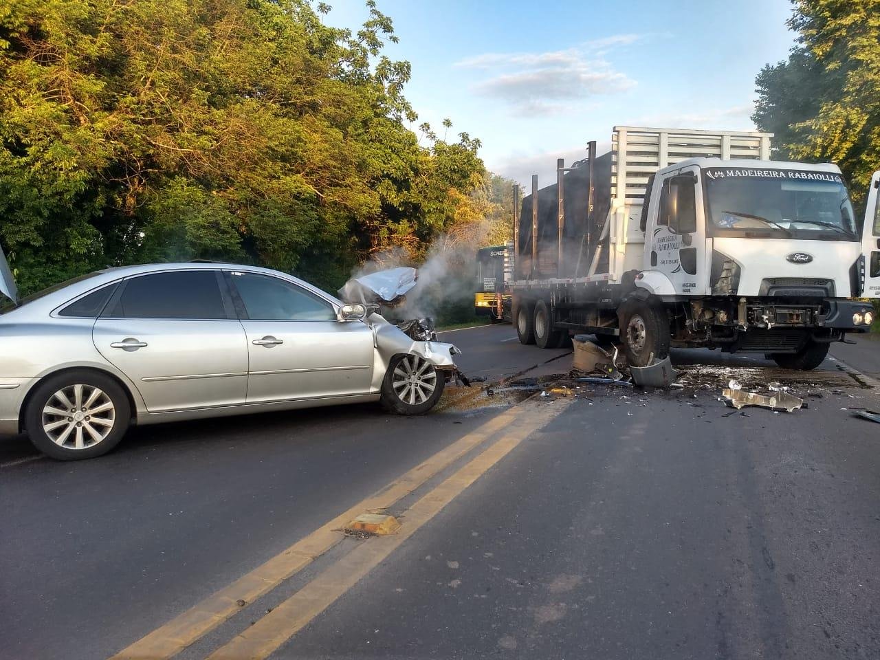 Motorista colidiu o carro durante persegui&ccedil;&atilde;o e foi preso em flagrante por tr&aacute;fico de drogas