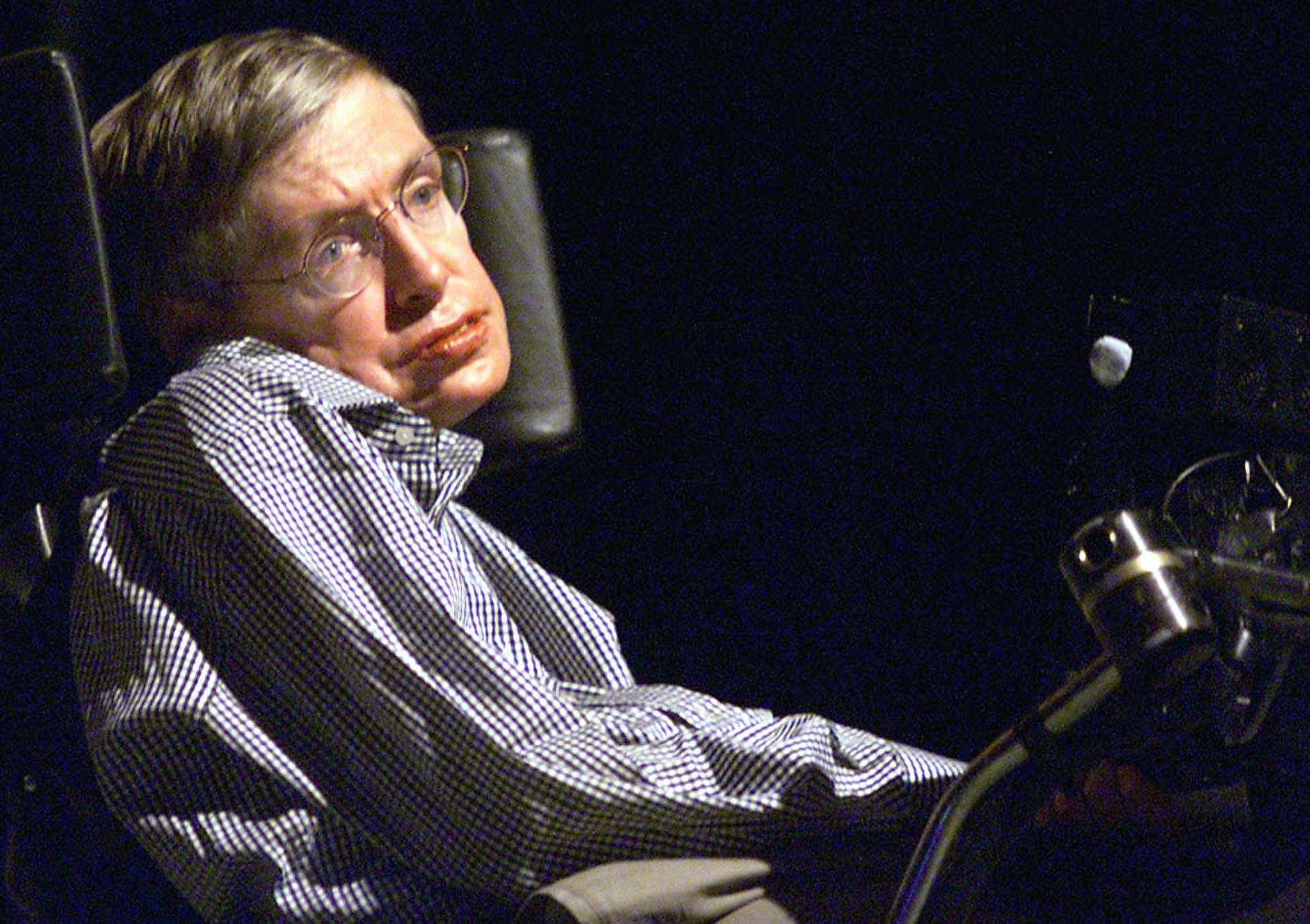 Stephen Hawking sofria da doen&ccedil;a paralisante
