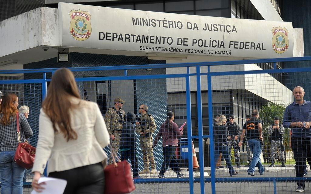 Determina&ccedil;&atilde;o de ex-presidente teria sido para que candidato concentre esfor&ccedil;os em campanha
