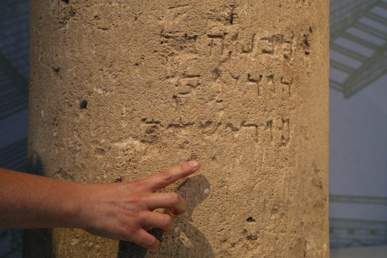 Pedra fazia originalmente parte de uma aldeia de ceramistas judeus datando do s&eacute;culo II a.C.