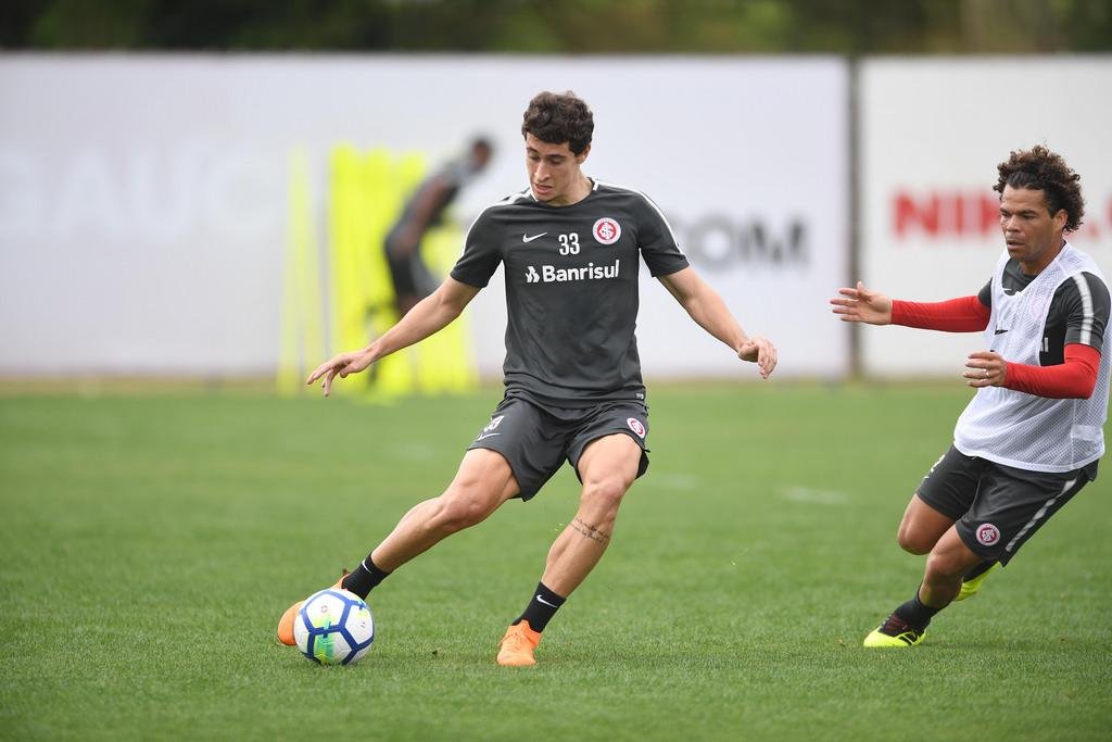 Dourado sentiu dores no p&eacute; direito, tirou a chuteira e deixou o treino mancando