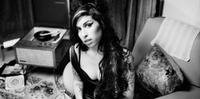 Amy Winehouse voltará aos palcos na forma de holograma, afirma pai da cantora