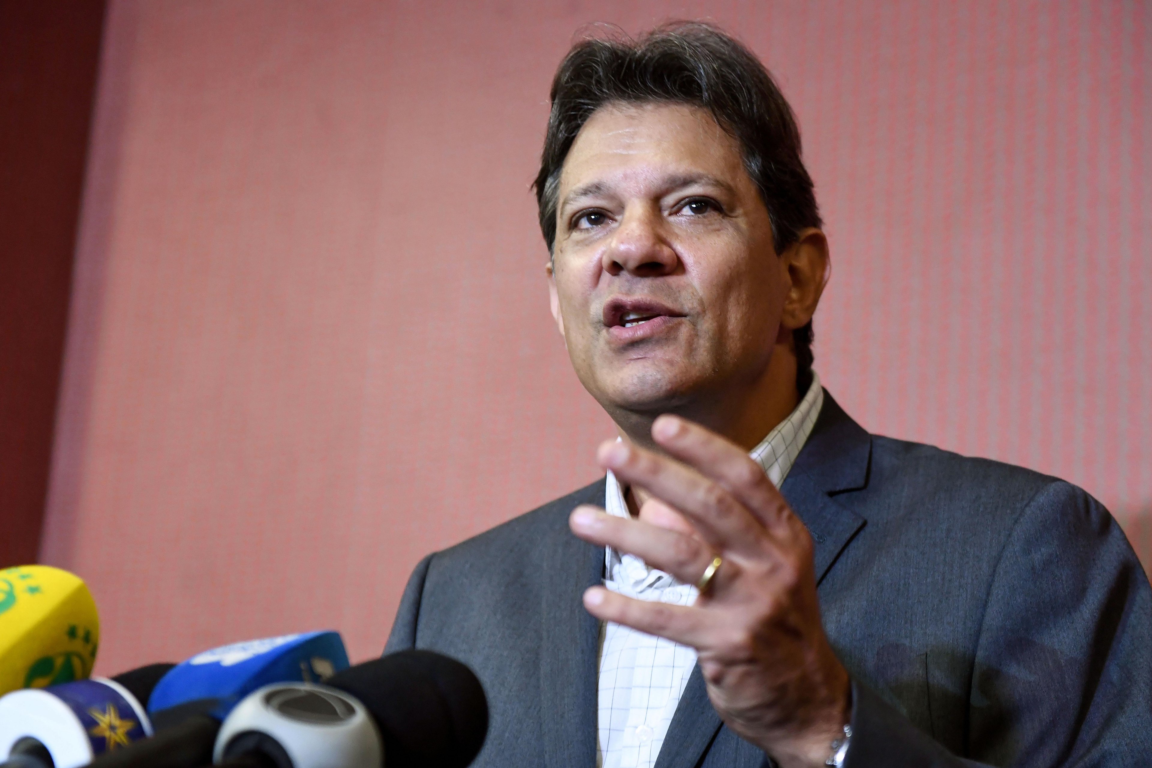 Fernando Haddad, candidato do PT &agrave; Presid&ecirc;ncia, responde a a&ccedil;&atilde;o popular acusado de superfaturamento na compra de 268 toneladas de salsichas para merenda escolar