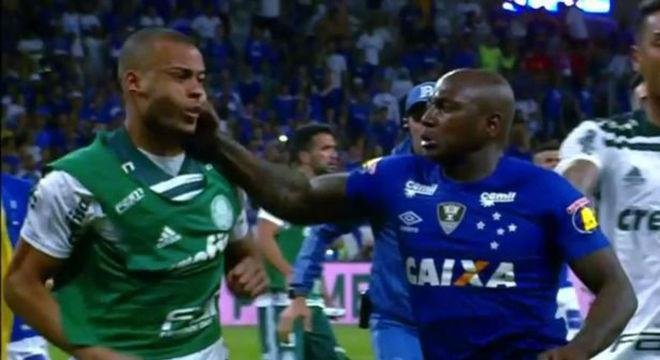 Mayke e Sass&aacute; foram punidos por briga na semifinal da Copa do Brasil