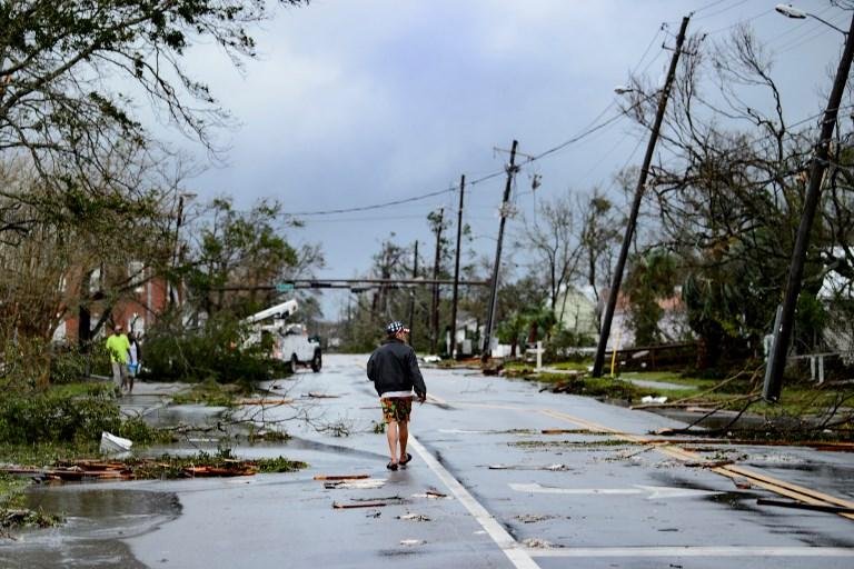 Estima-se que 375 mil pessoas de mais de 20 condados receberam ordens de evacua&ccedil;&atilde;o