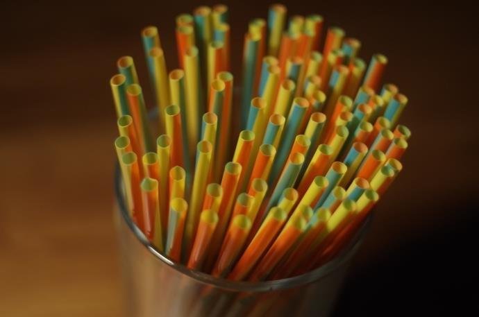 Uso maci&ccedil;o de canudos pl&aacute;sticos tornou-se foco da preocupa&ccedil;&atilde;o de ambientalistas