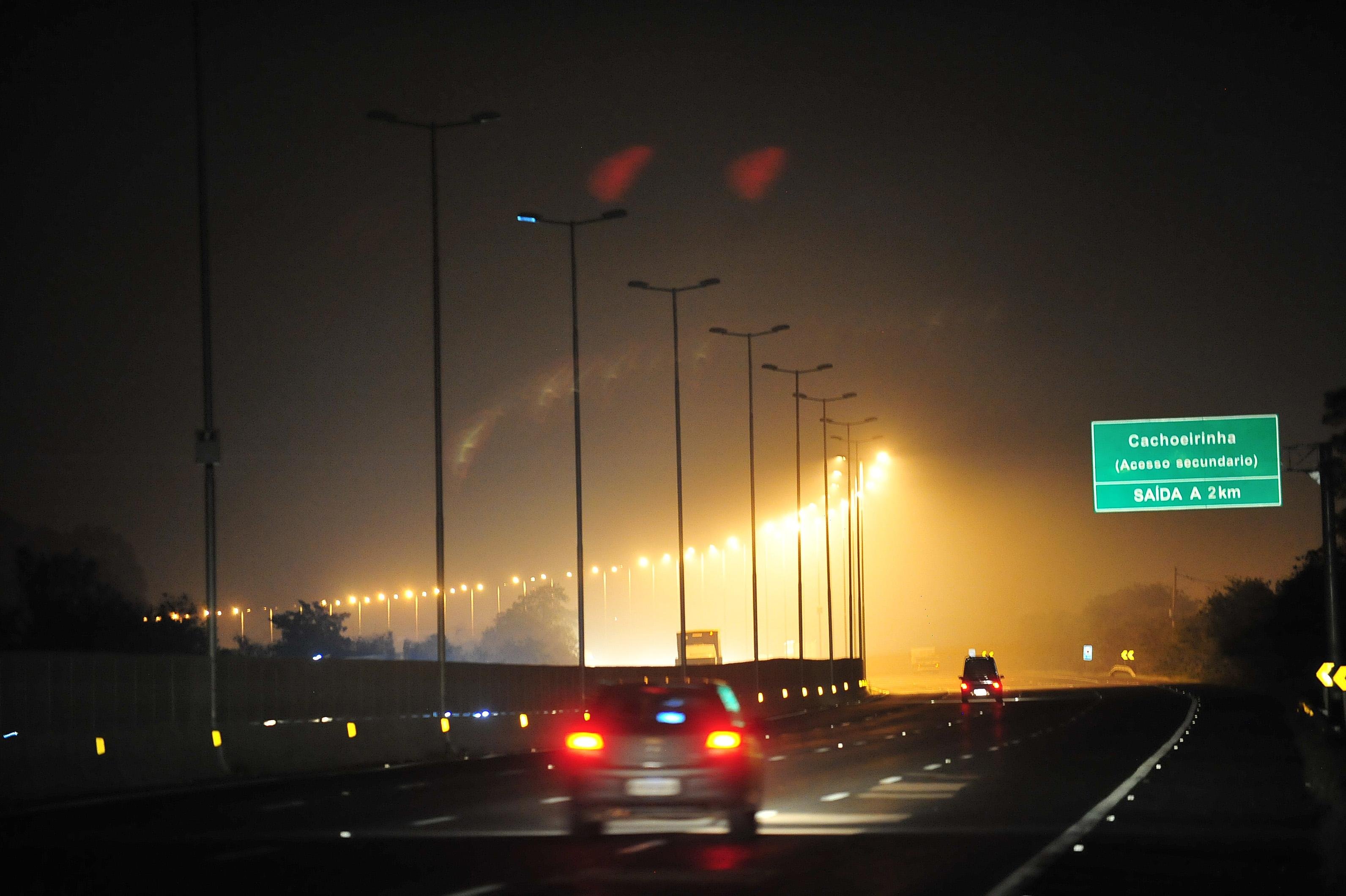 Parte dos postes da freeway est&aacute; sem ilumina&ccedil;&atilde;o