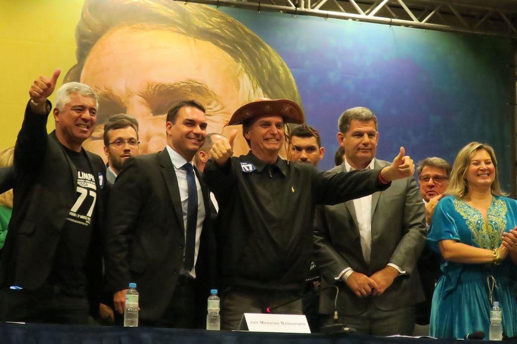Candidato do PSL lidera as pesquisas de inten&ccedil;&atilde;o de voto