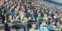 Crianças assistiram o filme PéPequeno, que conta a história de um yeti