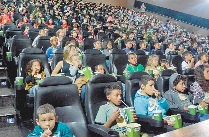 Crian&ccedil;as assistiram o filme P&eacute;Pequeno, que conta a hist&oacute;ria de um yeti