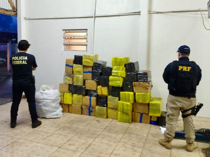 Em uma opera&ccedil;&atilde;o conjunta, foram recolhidos 977 quilos de maconha na madrugada deste s&aacute;bado