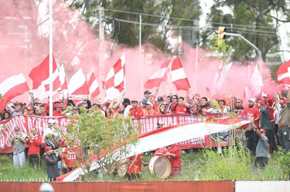 Torcedores estiveram presentes do treino para apoiar a equipe na decis&atilde;o contra o S&atilde;o Paulo