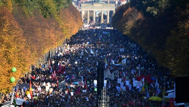 Participantes marcharam sob o sol e temperaturas de ver&atilde;o no centro da capital