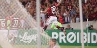 Flamengo goleia o Fluminense e sobe para a segunda posição