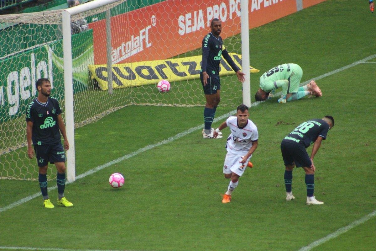 Vit&oacute;ria superou a Chapecoense na Arena Cond&aacute;