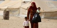 Segundo o Observatório Sírio de Direitos Humanos, mais de 100 famílias foram levadas 
