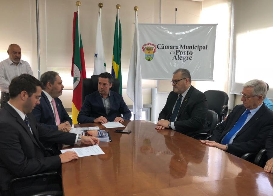 Prefeito em exerc&iacute;cio, Gustavo Paim, entregou documento ao presidente da C&acirc;mara de Vereadores, Valter Nagesltein