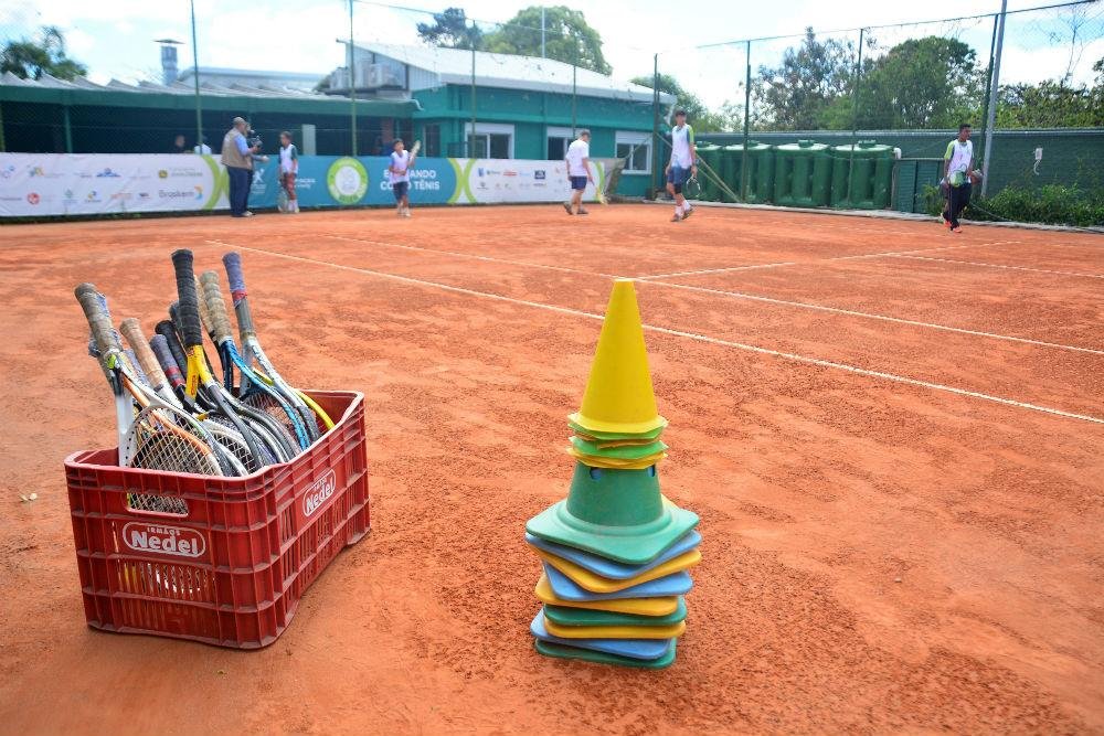 Escola de t&ecirc;nis surgiu no ano 2000 e h&aacute; seis meses sofreu com um inc&ecirc;ndio