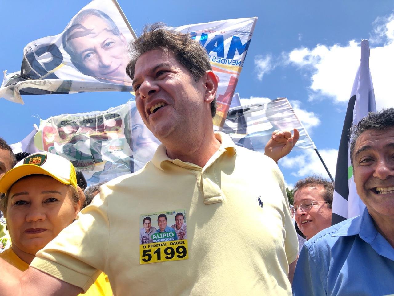 Cid Gomes discutiu com militantes do PT durante ato 