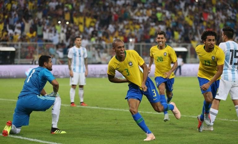 Miranda marcou gol ap&oacute;s escanteio cobrado por Neymar