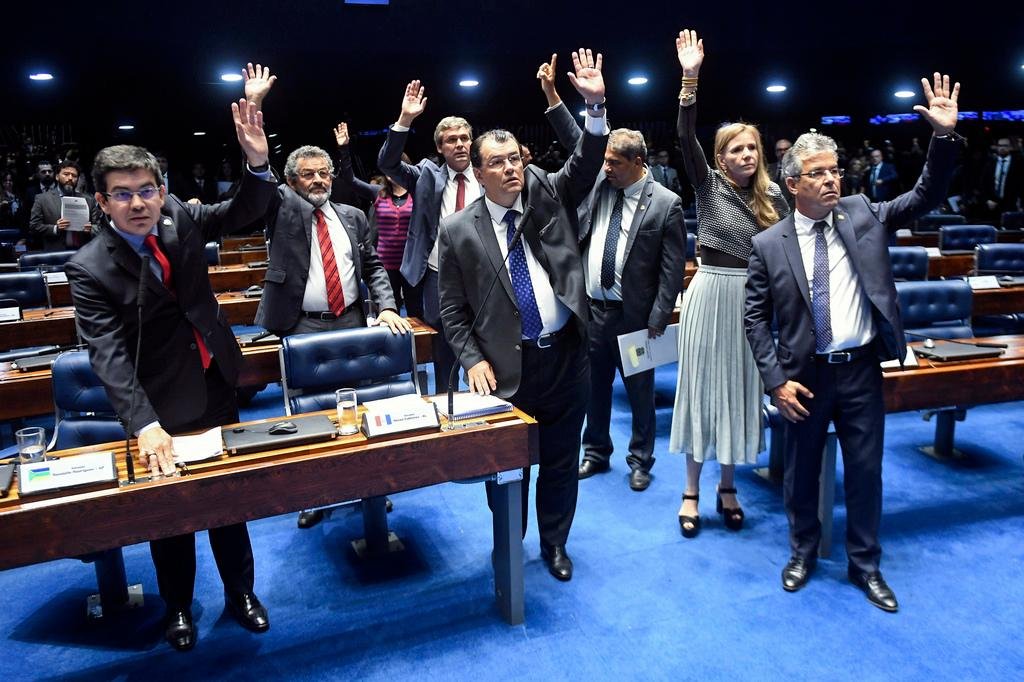 Por 34 votos a 18, os senadores derrubaram a mat&eacute;ria sobre venda de distribuidoras da Eletrobras