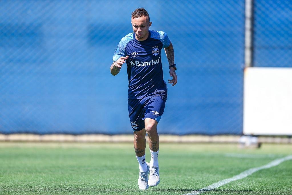 Everton correu ao redor dos gramados do CT de t&ecirc;nis