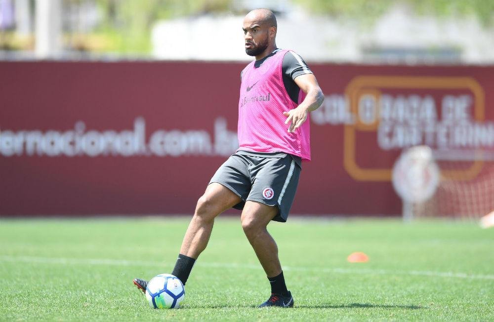 Rodrigo Moledo trabalhou pelo segundo dia seguido e deve enfrentar o Santos