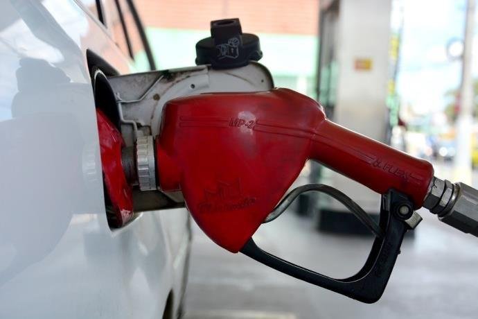 Petrobras mant&eacute;m pre&ccedil;o m&eacute;dio da gasolina nas refinarias em R$ 2,14