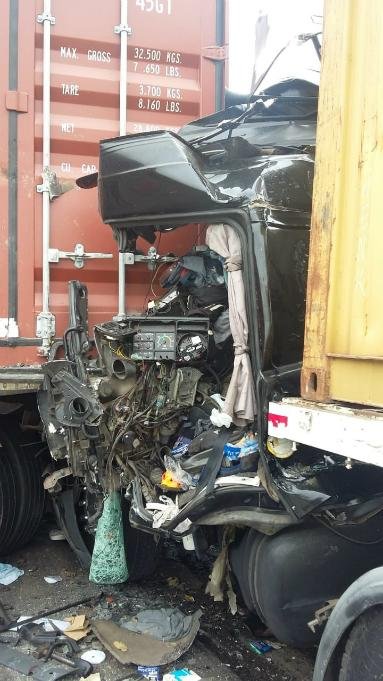 Acidente entre caminh&otilde;es deixa motorista ferido em Rio Grande