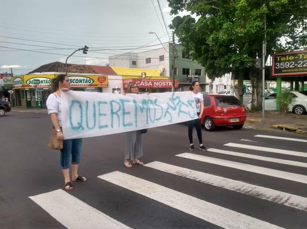 A fam&iacute;lia da crian&ccedil;a protestou na quarta-feira