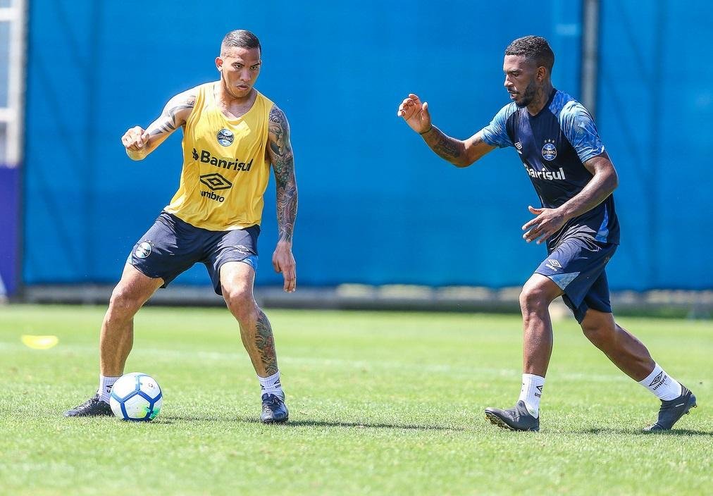 Zagueiro afirmou que observa bastante Geromel e Kannemann para substituir com a mesma qualidade