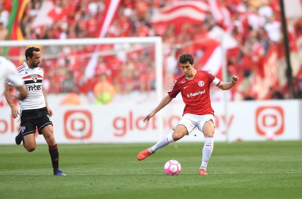 Dourado se sacrifica e supera dores para ajudar Inter na corrida pelo t&iacute;tulo 