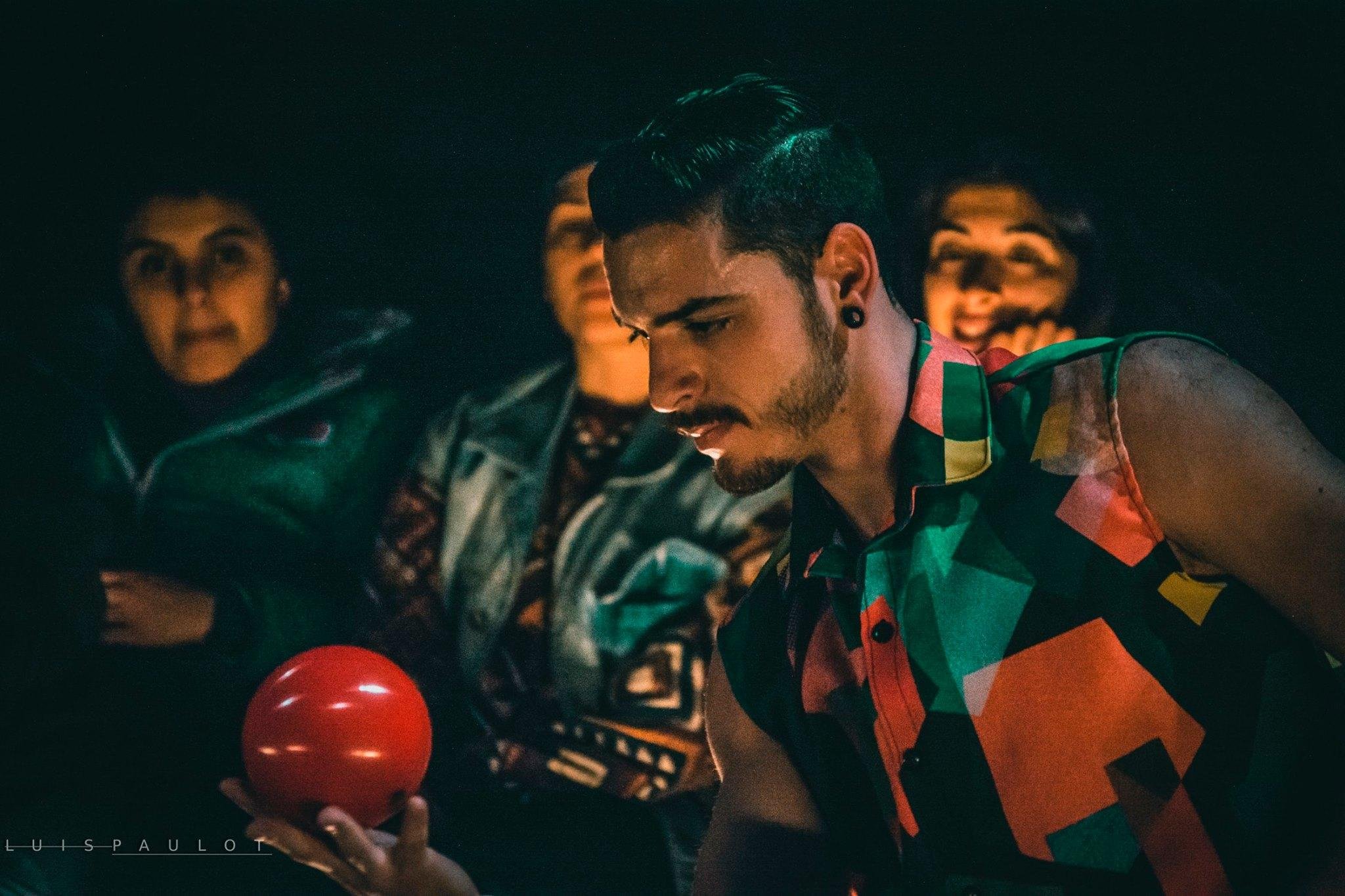 Gabriel Martins assina dire&ccedil;&atilde;o, concep&ccedil;&atilde;o e atua&ccedil;&atilde;o do espet&aacute;culo