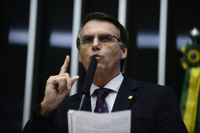 Economistas do grupo do candidato &agrave; Presid&ecirc;ncia pelo PSL defendem medida como forma de diminuir o quadro de 13 milh&otilde;es de desempregados