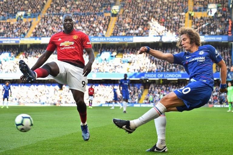 Chelsea empata nos acr&eacute;scimos com United e assume lideran&ccedil;a na Inglaterra