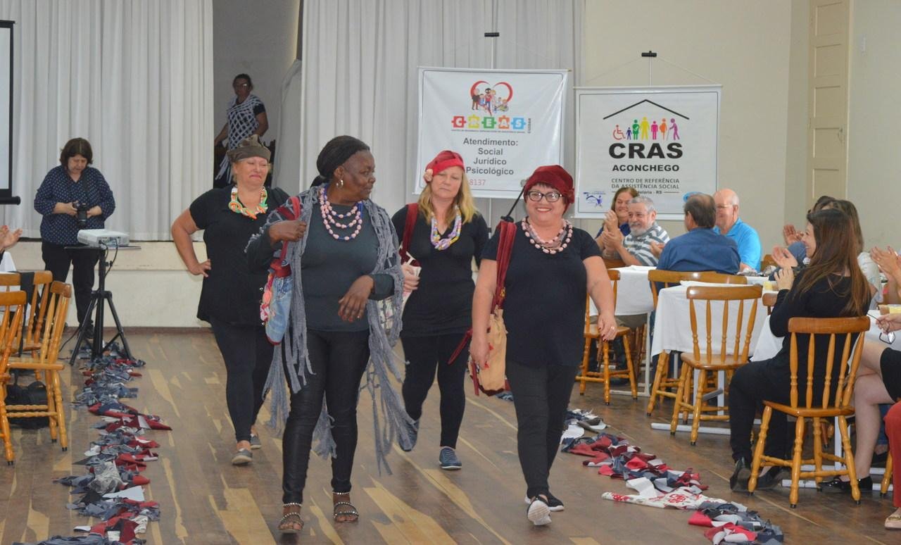 As participantes da oficina desfilaram com as pe&ccedil;as