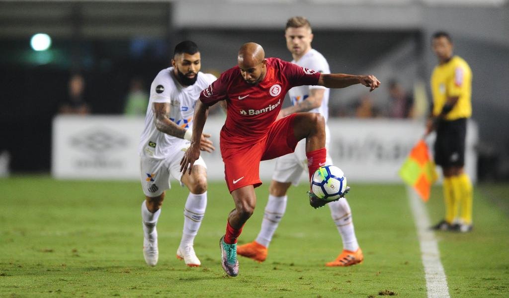 Inter venceu o primeiro jogo do Brasileir&atilde;o, por 2 a 1, na Vila Belmiro