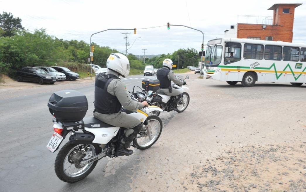 Policiais fazem rondas na regi&atilde;o