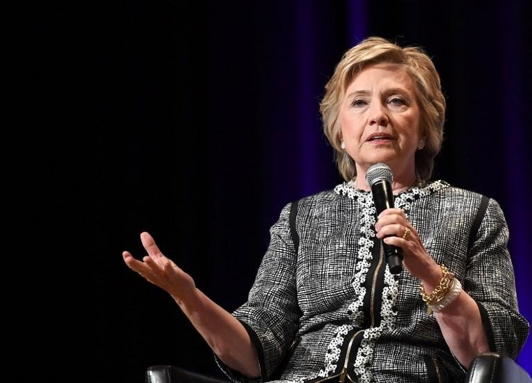 Ex-secret&aacute;ria de Estado dos EUA Hillary Clinton condenou nesta quarta-feira o envio de pacotes suspeitos