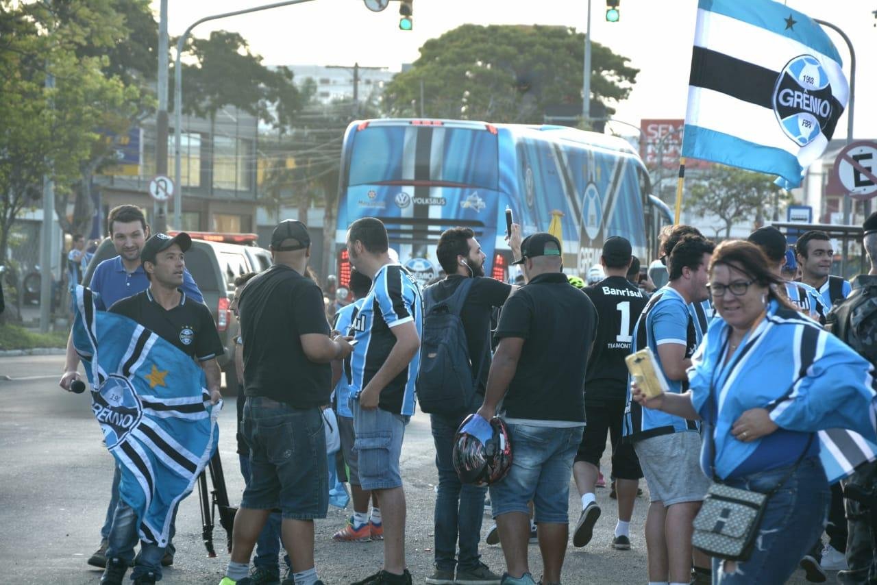 Torcida gremista foi ao Salgado Filho recepcionar os jogadores ap&oacute;s a vit&oacute;ria sobre o River