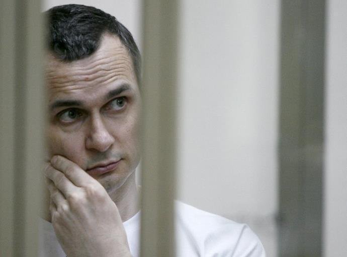 Cineasta &eacute; contr&aacute;rio &agrave; anexa&ccedil;&atilde;o da Crimeia pela R&uacute;ssia e est&aacute; na pris&atilde;o por acusa&ccedil;&otilde;es de "terrorismo" e "contrabando de armas"