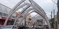 Os arcos instalados na rua Maurício Cardoso