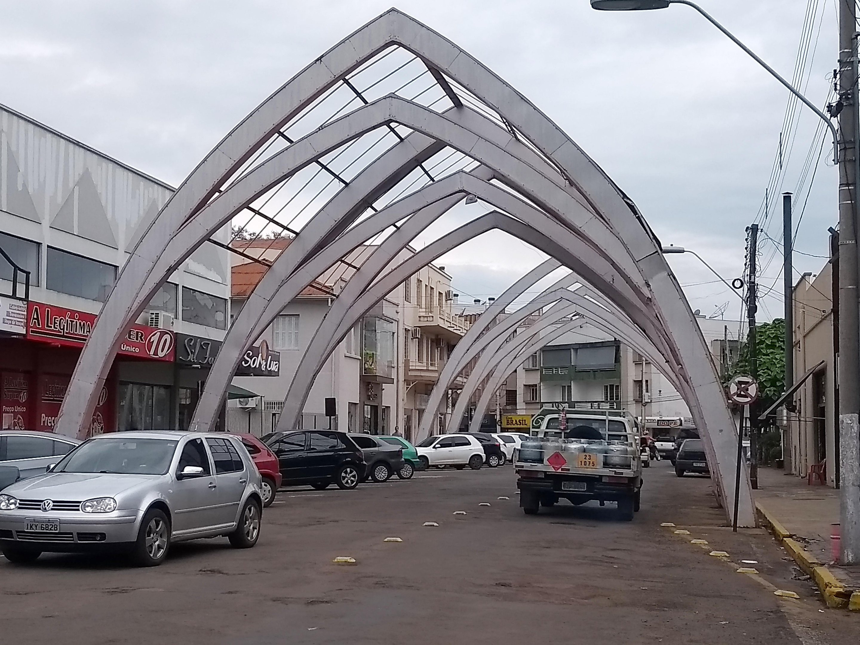Os arcos instalados na rua Maur&iacute;cio Cardoso