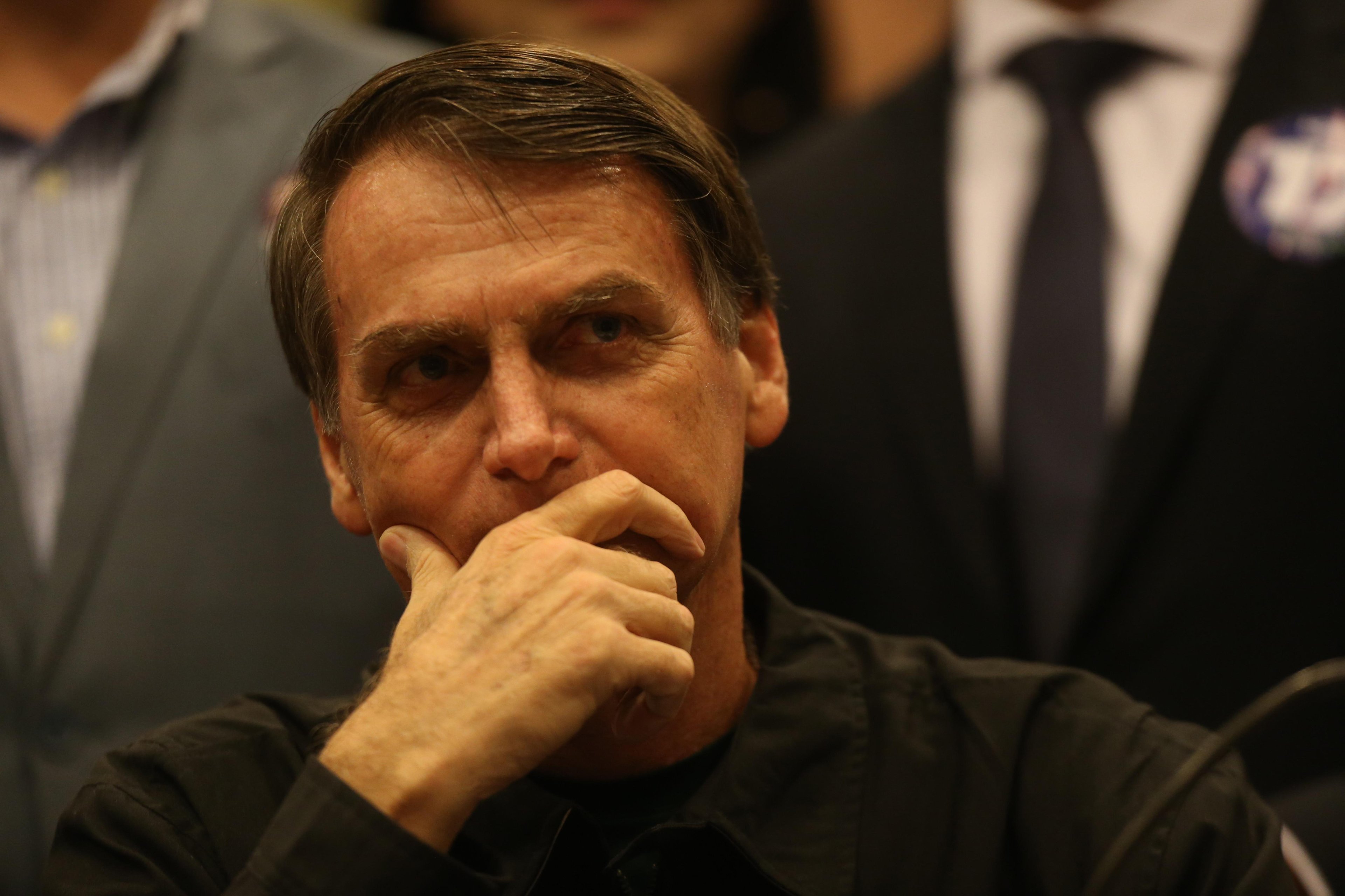 Candidato concede entrevistas em casa