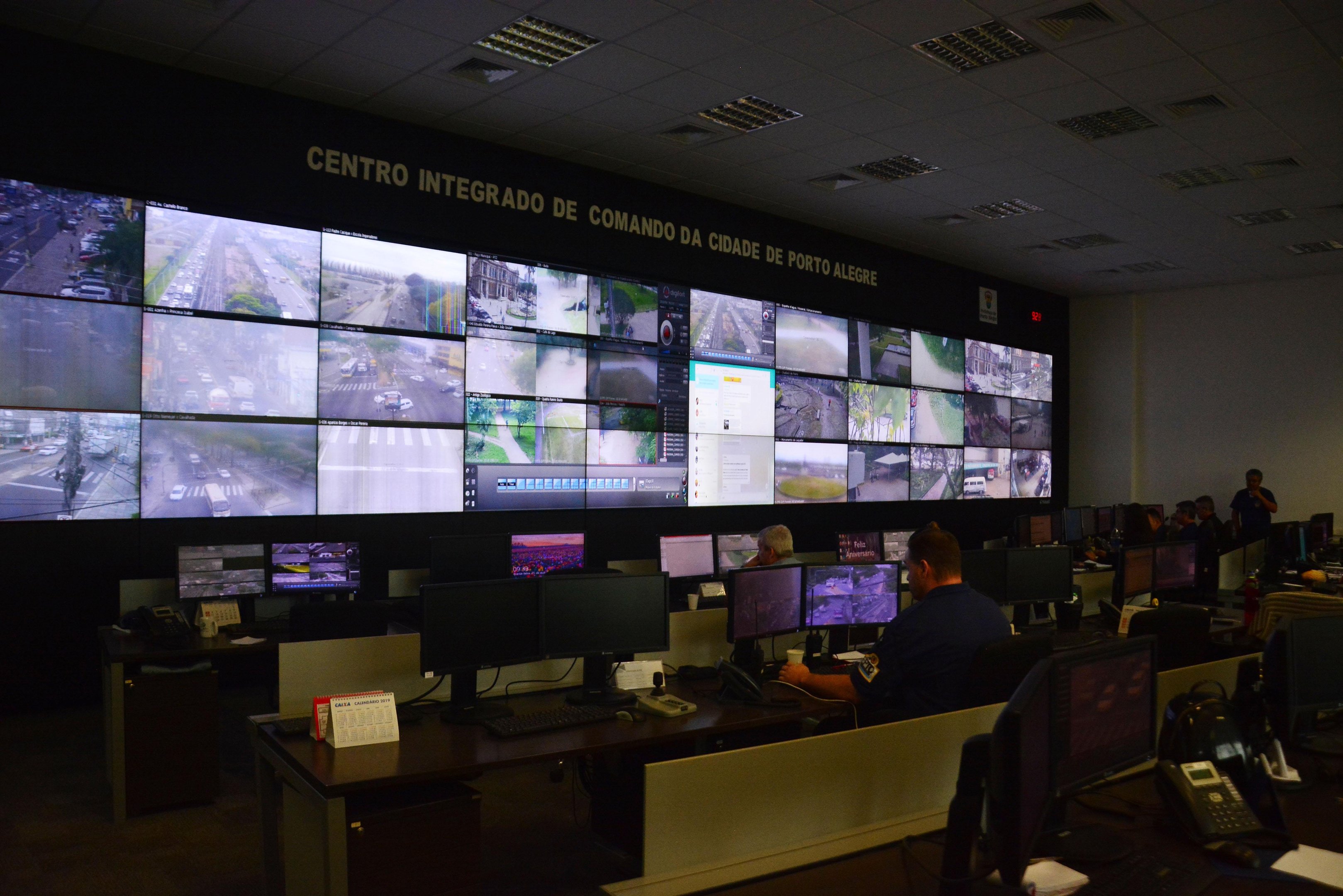 Funcion&aacute;rios acessam c&acirc;meras de monitoramento de ruas e avenidas da Capital