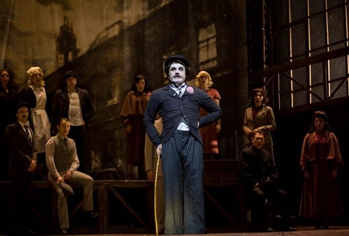 Jarbas Homem de Mello protagoniza o musical que conta a hist&oacute;ria de Chaplin, dos 13 aos 82 anos