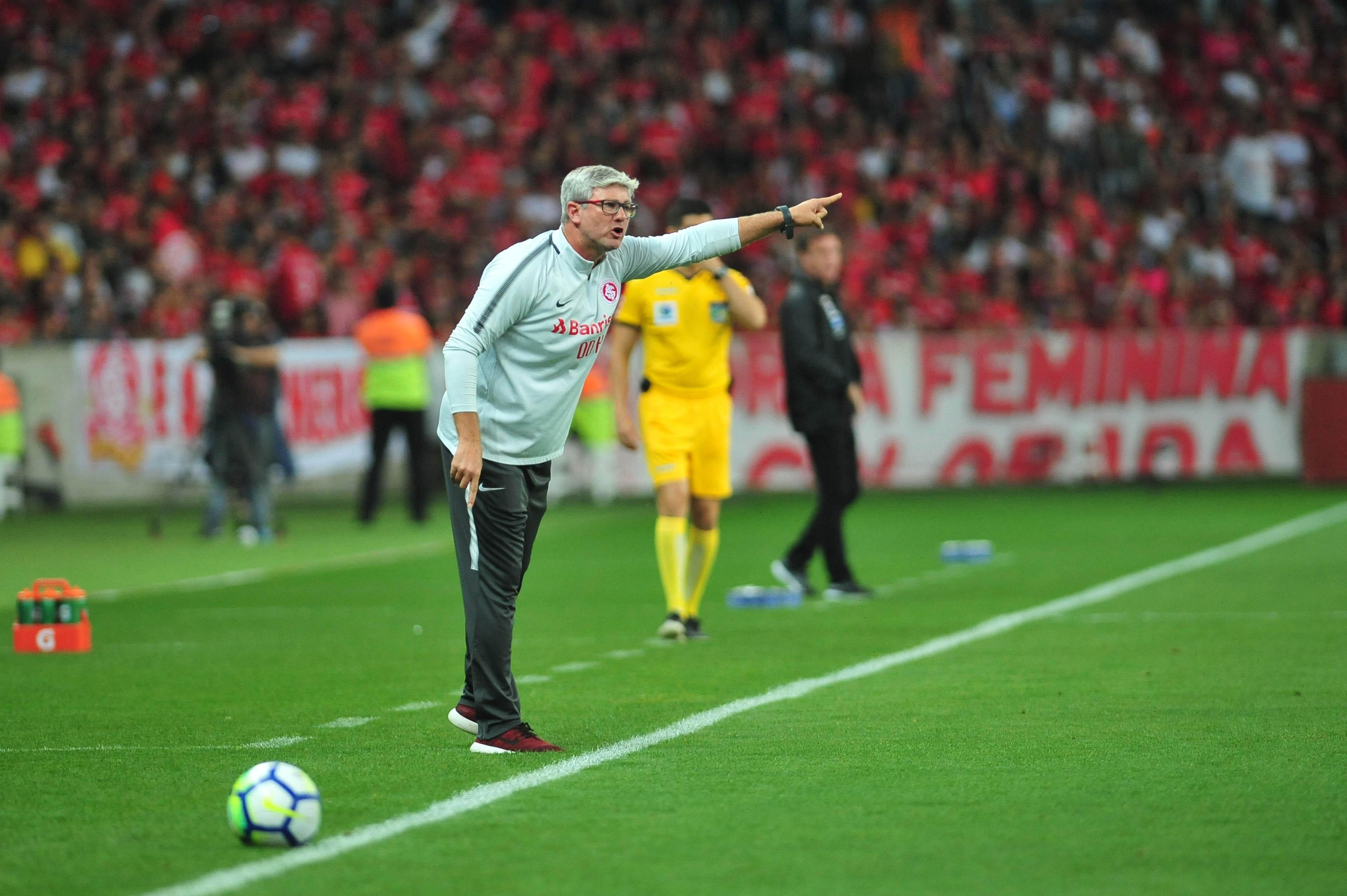 T&eacute;cnico do Inter cobrou atitude dos &aacute;rbitros para tomar decis&otilde;es em campo