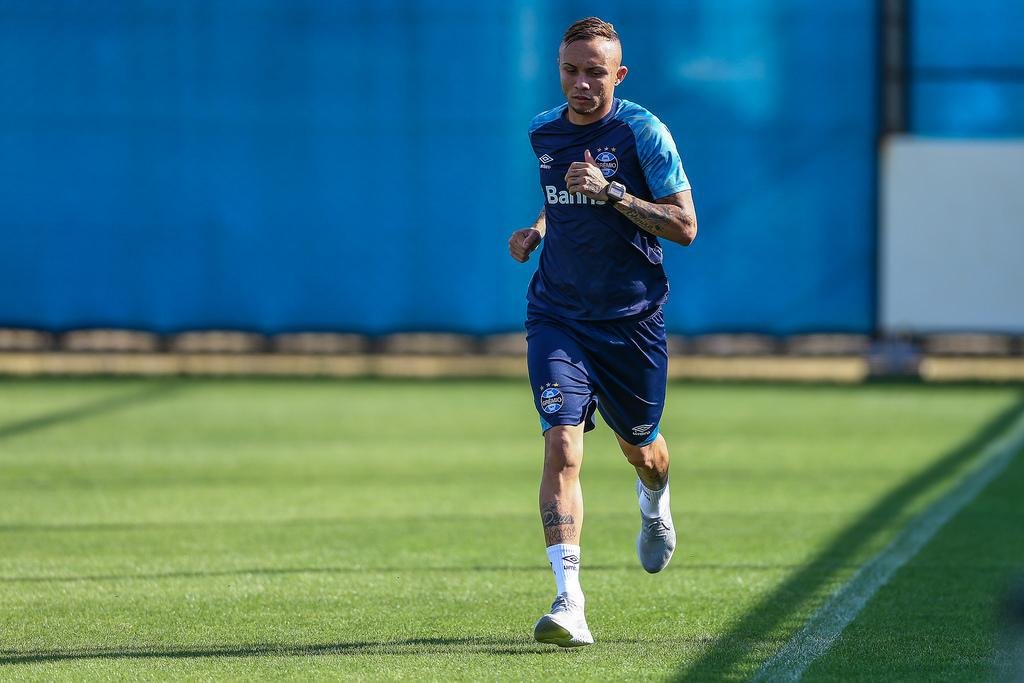 Everton correu no gramado do CT Luiz Carvalho