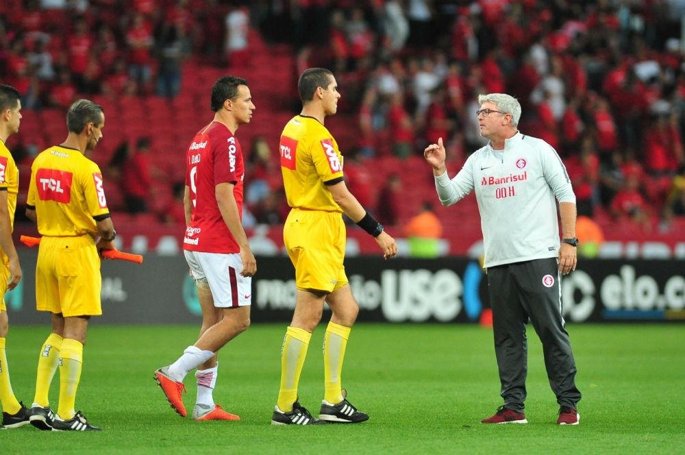 Odair Hellmann reclamou do &aacute;rbitro no gramado do Beira-Rio